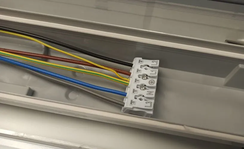 Durchgangsverdrahtung mittels Lüsterklemme